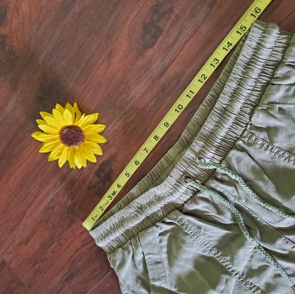 UNIVERSAL THREAD GREEN SHORTS - Picture 5 of 8